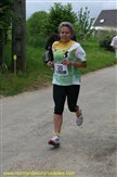 Anne-Marie sourit au photographe