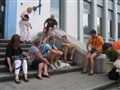 on discute sur les marches de l'hotel