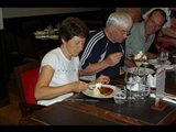 Hélène se régale à son tour, elle n'a pas prévue de faire le marathon cela se voit