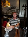 Philippe, seul au monde avec son dessert